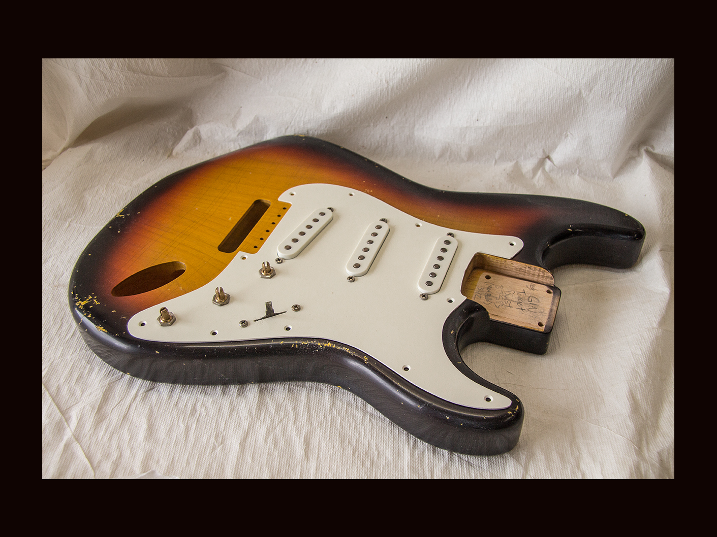 S-Style Body / Alder / 3 lbs. 12 oz. / Nitrocellulose '3 Tone SunBurst' / Med. Relic (#GIN-3547) - Image 3