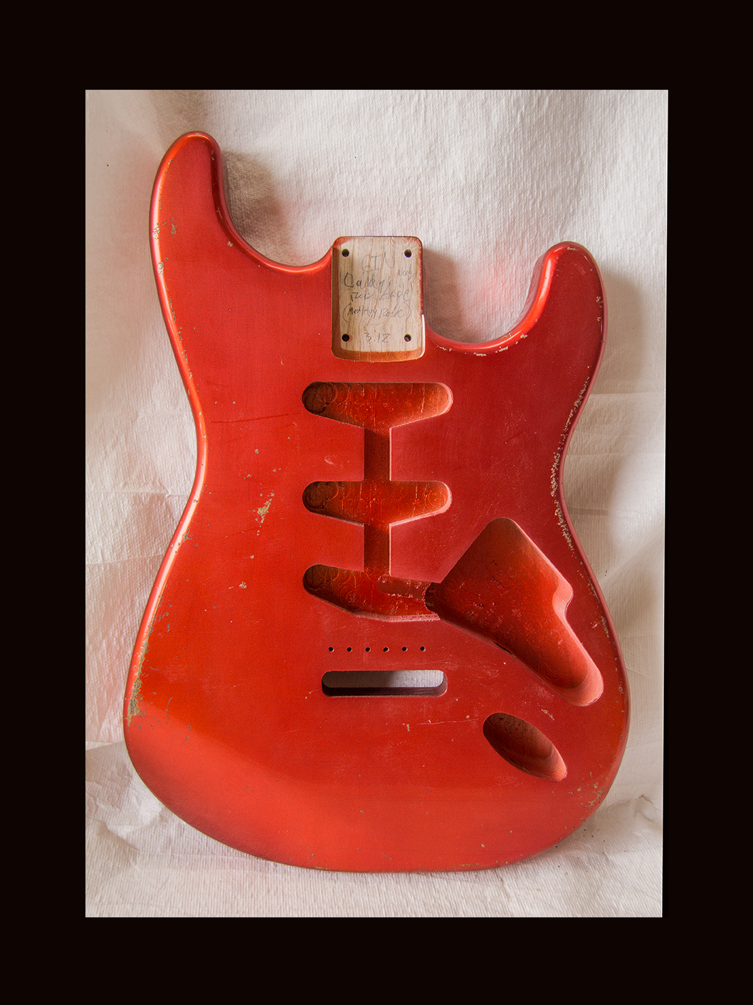 S-Style Body / Ultra Light Swamp Ash / 3 lbs. 12 oz. / Nitrocellulose 'Candy Apple Red' / Med. - Hvy. Relic(#GIN-3549) - Image 4