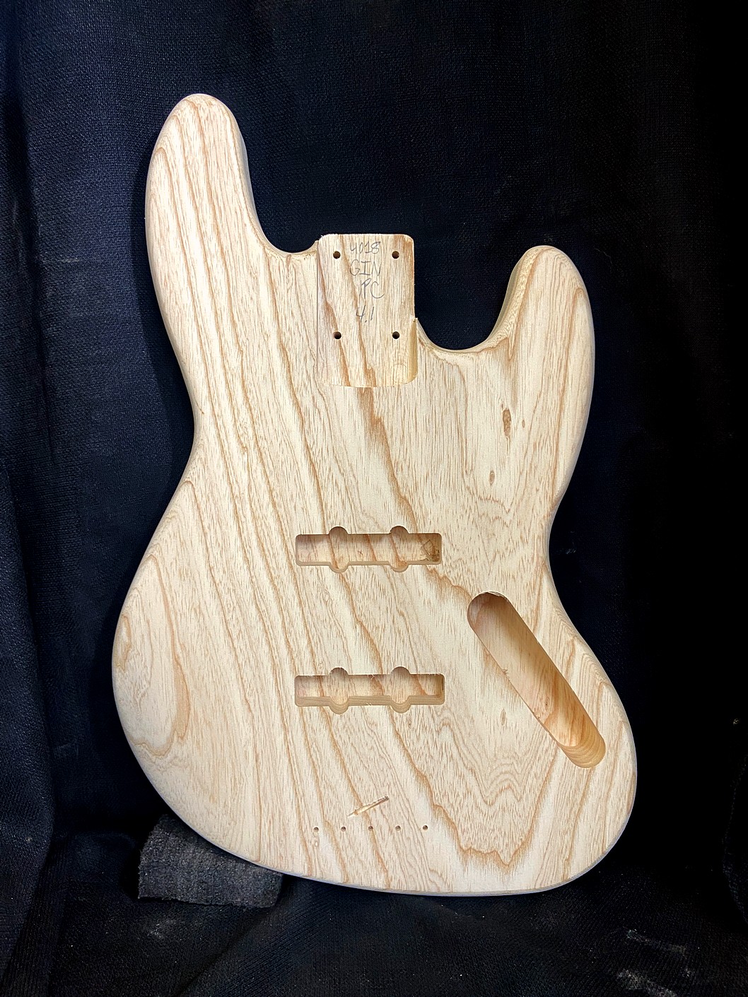 '60s J-Style Bass Body / 1 pc. Ultra Light Swamp Ash / 4 lbs. 1 oz. (#GIN-4018)