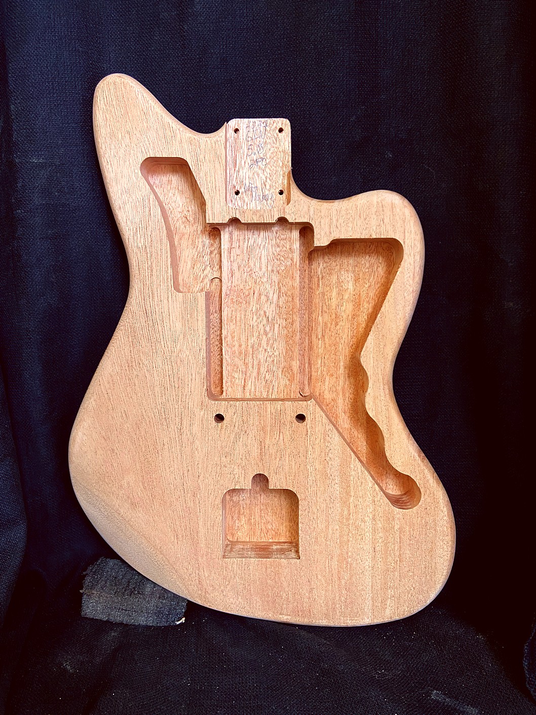 Jazz-Style Body / 2 pc. African Mahogany / Uni-Rout (#GIN-4031)