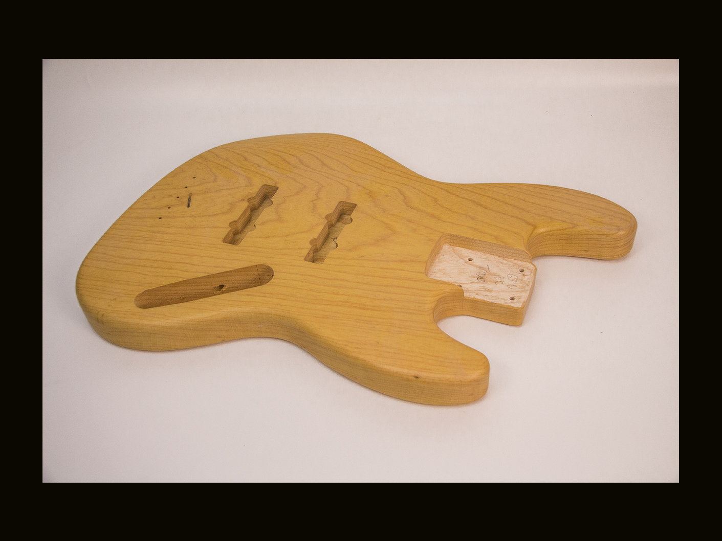 J-Style Bass Body / 1 Piece Swamp Ash / 4 lbs. 2 oz. / Nitrocellulose "Vintage Amber" Satin / 'Closet Clean' w/ Lacquer Checking (#GIN-4116) - Image 2