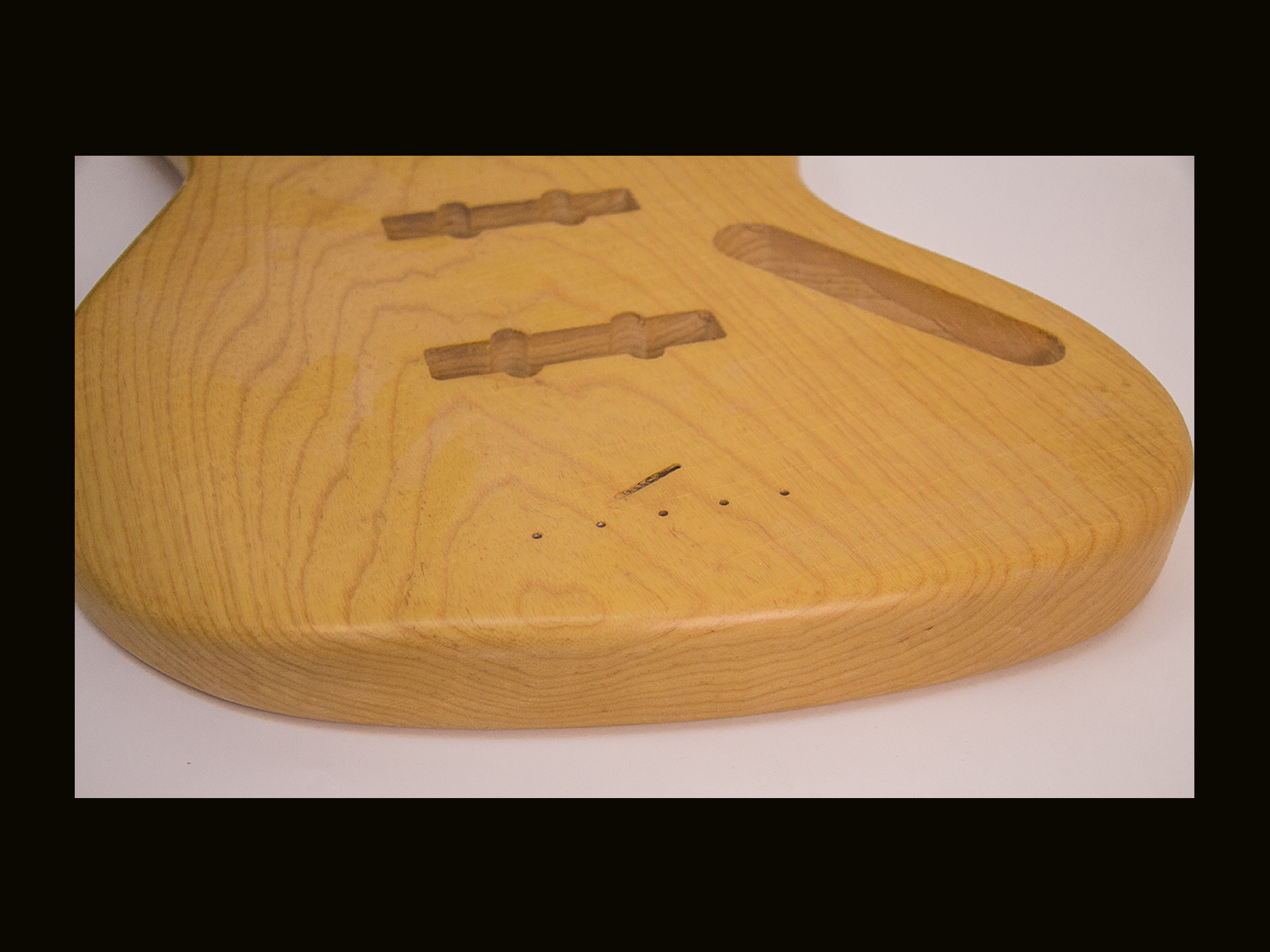 J-Style Bass Body / 1 Piece Swamp Ash / 4 lbs. 2 oz. / Nitrocellulose "Vintage Amber" Satin / 'Closet Clean' w/ Lacquer Checking (#GIN-4116) - Image 3