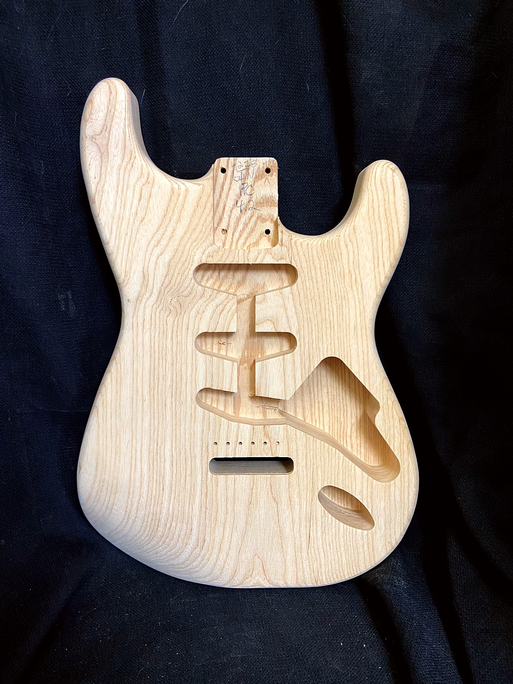 S-Style Body / 1 pc. Swamp Ash / 4 lbs. 2 oz. (#GIN-4218)