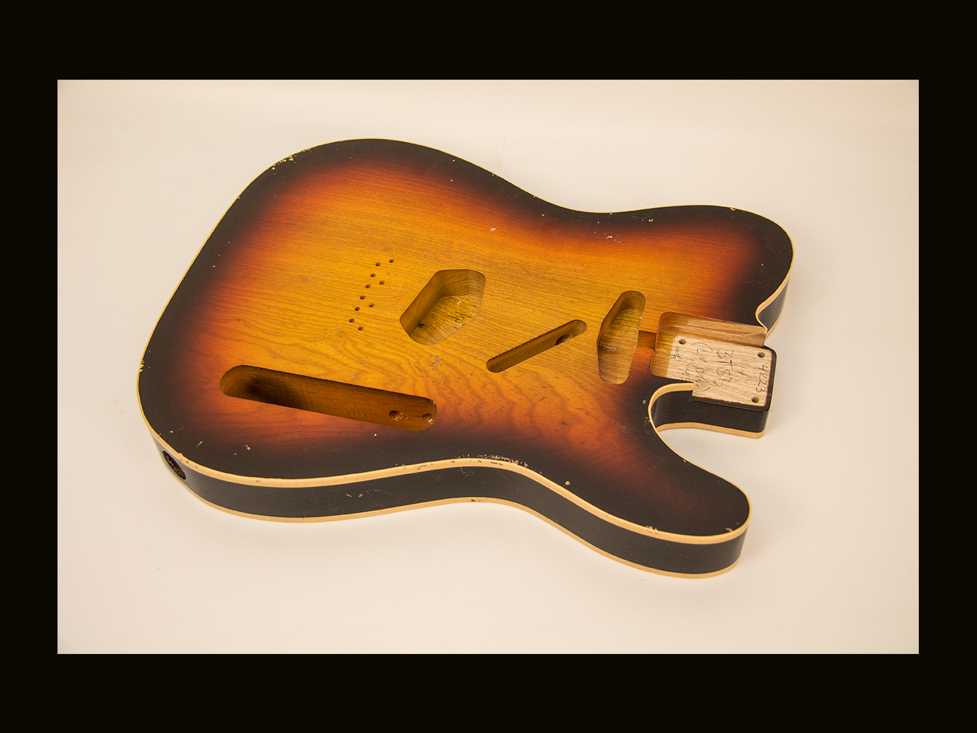 T-Style Body /Swamp Ash/ 4 lbs. 3 oz. / Nitrocellulose '3-Tone Sunburst' / Double Bound/Light / Med. Relic (#GIN-4223) - Image 4