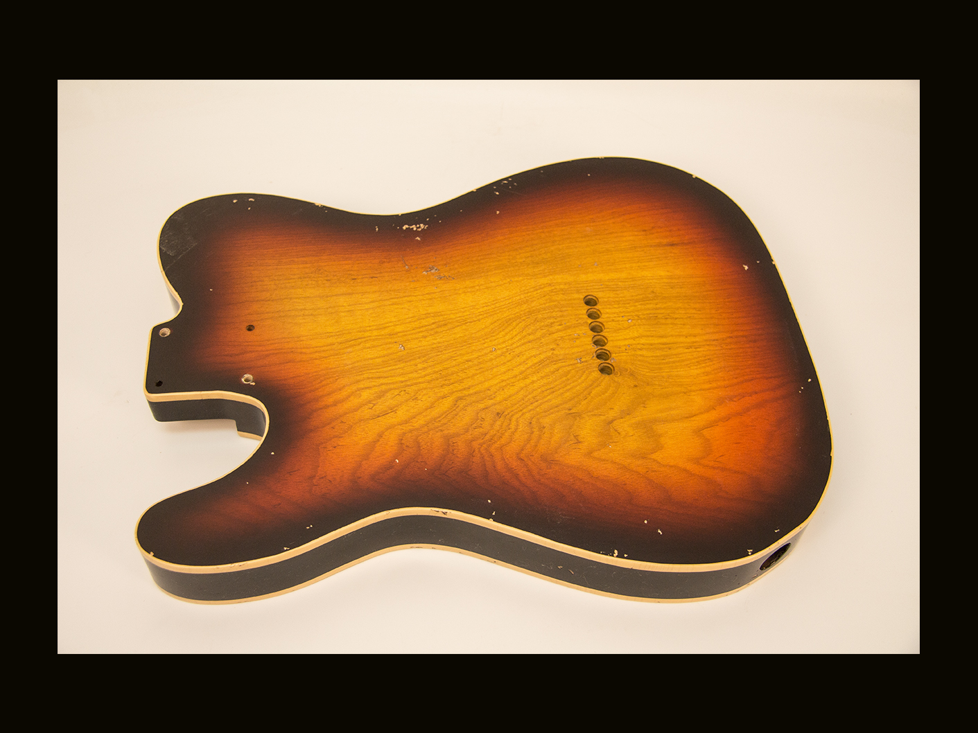 T-Style Body /Swamp Ash/ 4 lbs. 3 oz. / Nitrocellulose '3-Tone Sunburst' / Double Bound/Light / Med. Relic (#GIN-4223) - Image 3