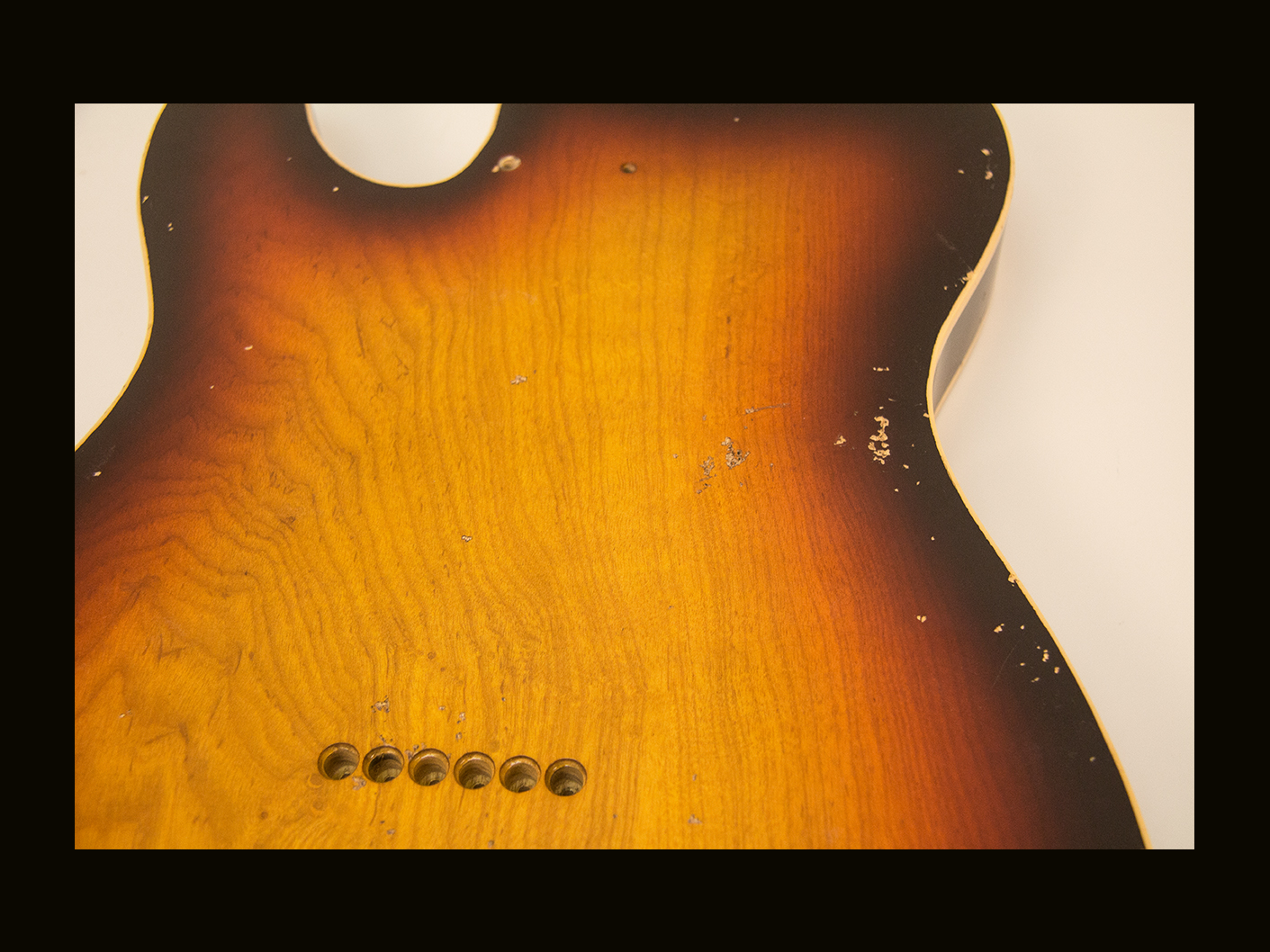 T-Style Body /Swamp Ash/ 4 lbs. 3 oz. / Nitrocellulose '3-Tone Sunburst' / Double Bound/Light / Med. Relic (#GIN-4223) - Image 2